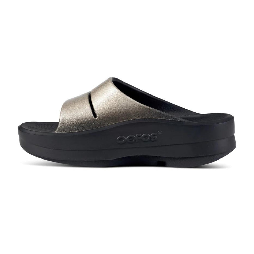 OOFOS Women's OOMEGA OOAHH Luxe Sandal